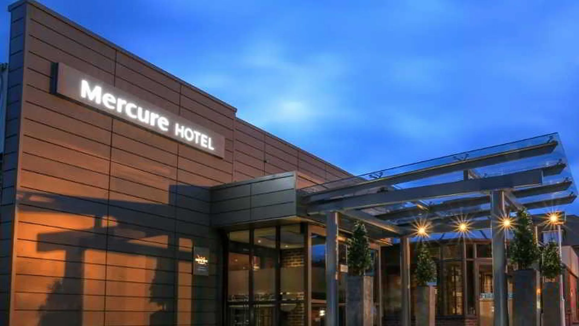 Mecure London Heathrow Hotel, hotel wedding venue in Hillingdon, Hillingdon